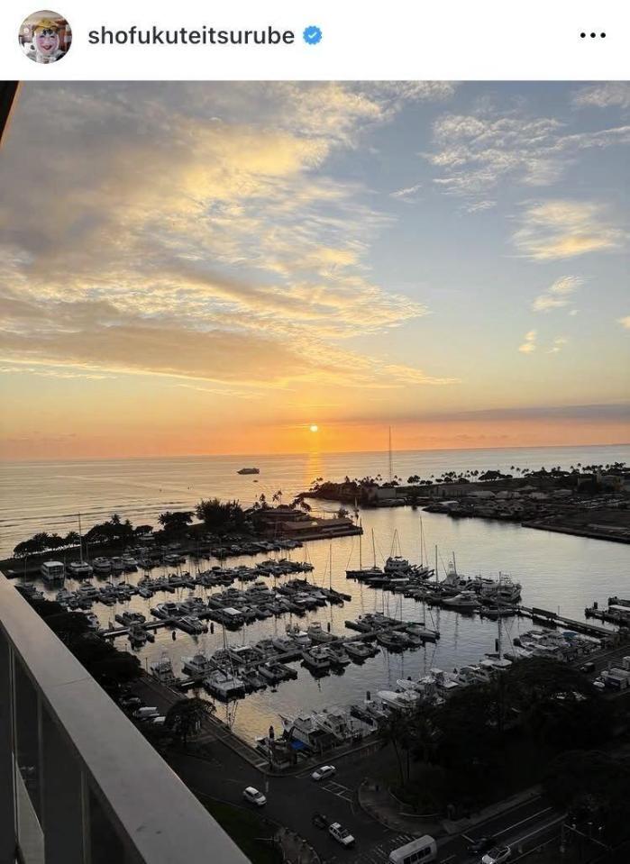 　ハワイの家から見える夕日。笑福亭鶴瓶のインスタグラム＠ｓｈｏｆｕｋｕｔｅｉｔｓｕｒｕｂｅ（１月１０日付）より 