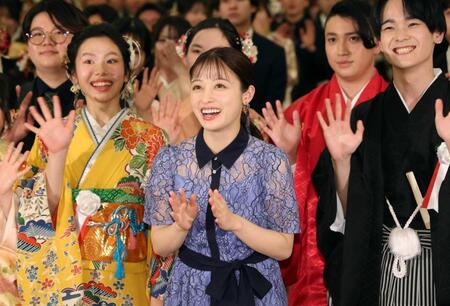 　笑顔を見せる橋本環奈（中央）＝撮影・石井剣太郎