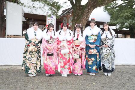 振り袖を披露した（左から）ＳＫＥ４８・福原心春、河村優愛、倉島杏実、大村杏、桒原椿、雲井紗菜©２０２６　Ｚｅｓｔ，Ｉｎｃ．／衣装協力：株式会社清水屋