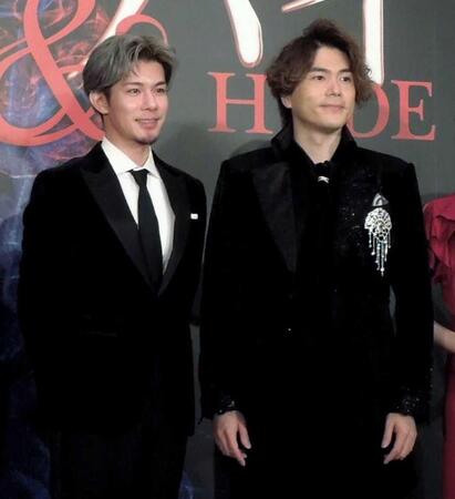 　製作発表会に出席した柿澤勇人（左）と佐藤隆紀