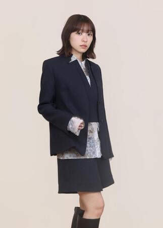 　ポーズを決める鳴海唯（撮影・石井剣太郎）