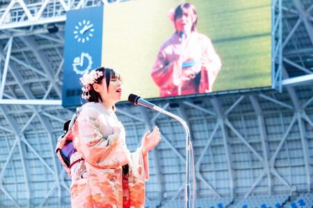 　国歌独唱する寿理