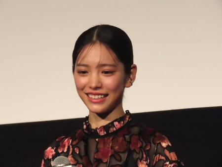 　「映画ラストマン　－ＦＩＲＳＴ　ＬＯＶＥ－」の大ヒット御礼舞台あいさつで福山雅治、大泉洋のビデオメッセージを笑う當真あみ