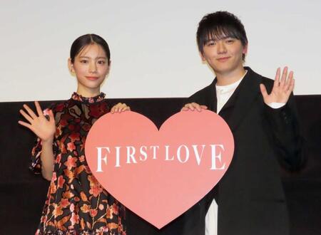 　舞台あいさつに出席した當真あみ（左）と濱田龍臣