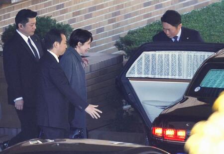 　首相公邸を出る高市首相（左から３人目）