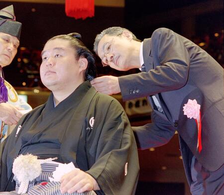 　若乃花（手前）の断髪式ではさみを入れる久米宏さん＝２０００年