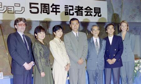 　「ニュースステーション」５周年記者会見に出席した久米宏さん（右から４人目）小宮悦子（同５人目）ら＝１９９０年９月