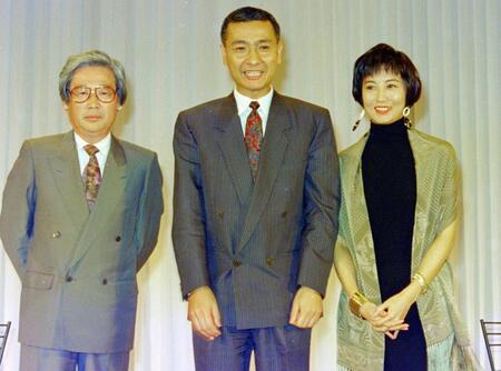 　「ニュースステーション」１０周年記念パーティーで小宮悦子（右）と笑顔を見せる久米宏さん（中央）＝１９９５年９月