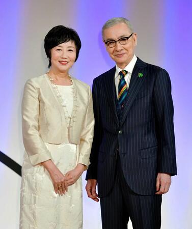 久々のツーショットで笑顔を見せる小宮悦子（左）と久米宏さん＝２０１８年６月