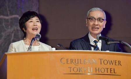 　ギャラクシー賞で司会を務めた久米宏さん（右）と小宮悦子＝２０１８年６月