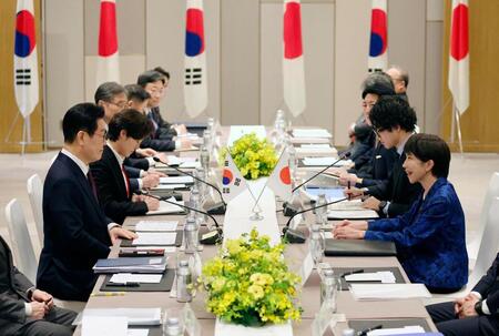 韓国の李在明大統領（左手前）と会談する高市首相（右手前）＝代表撮影