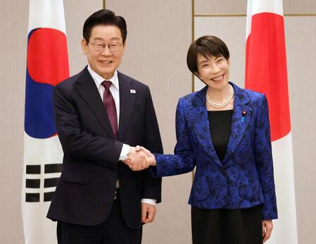 　首脳会談を前に、韓国の李在明大統領（左）と握手を交わす高市首相（代表撮影）