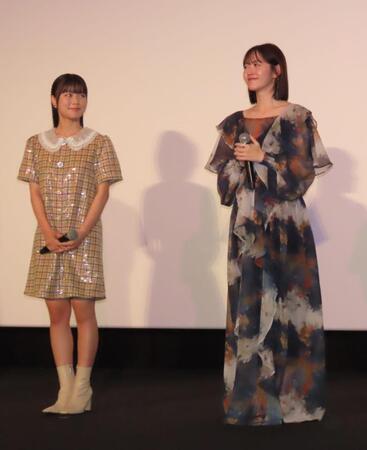 映画「ただいまって言える場所」の完成披露舞台あいさつに登壇した鈴木愛理（右）と川口真奈