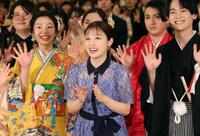 　笑顔を見せる橋本環奈（中央）＝撮影・石井剣太郎