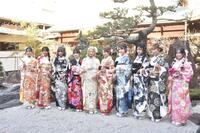 　二十歳の集いに参加したＮＭＢ４８の（左から）中川朋香、西由真、池田典愛、芳賀礼、塩月希依音、坂田心咲、坂下真心、板垣心和、福野杏実、福原琴美