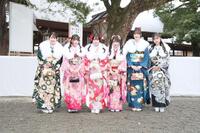 振り袖を披露した（左から）ＳＫＥ４８・福原心春、河村優愛、倉島杏実、大村杏、桒原椿、雲井紗菜©２０２６　Ｚｅｓｔ，Ｉｎｃ．／衣装協力：株式会社清水屋