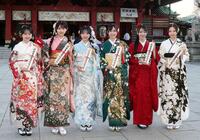 　晴れ着姿を披露したＡＫＢ４８の（左から）花田藍衣、久保姫菜乃、秋山由奈、新井彩永、工藤華純、迫由芽実（撮影・石井剣太郎）