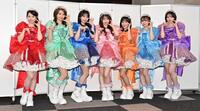 　「かわいいだけじゃだめですか？」のポーズを決める（左から）ＣＵＴＩＥ　ＳＴＲＥＥＴの佐野愛花、板倉可奈、増田彩乃、桜庭遥花、川本笑瑠、梅田みゆ、真鍋凪咲（撮影・持木克友）