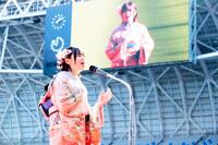 　国歌独唱する寿理