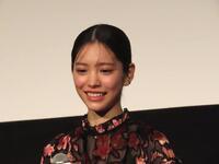 　「映画ラストマン　－ＦＩＲＳＴ　ＬＯＶＥ－」の大ヒット御礼舞台あいさつで福山雅治、大泉洋のビデオメッセージを笑う當真あみ