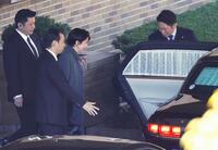 　首相公邸を出る高市首相（左から３人目）