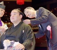 　若乃花（手前）の断髪式ではさみを入れる久米宏さん＝２０００年