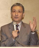 　「ニュースステーション」降板会見を行った久米宏さん＝２００３年８月