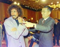 　「ニュースステーション」１０周年記念パーティーでラモス瑠偉（左）と笑顔を見せる久米宏さん＝１９９５年９月