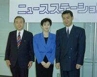 　「ニュースステーション」の新キャスター会見に出席した（右から）久米宏さん、小宮悦子、田所竹彦氏＝１９９１年５月