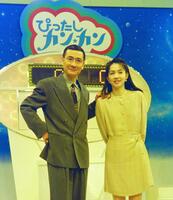 　ＴＢＳの番組会見で渡辺真理アナと笑顔を見せる久米宏さん＝１９９５年３月