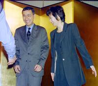 　小宮悦子（右）と談笑する久米宏さん＝１９９６年