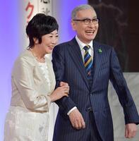 　小宮悦子（左）と腕を組み笑顔を見せる久米宏さん＝２０１８年６月
