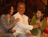 （左から）夏木マリ、松浦亜弥に挟まれ笑顔がこぼれる久米宏さん＝２００５年