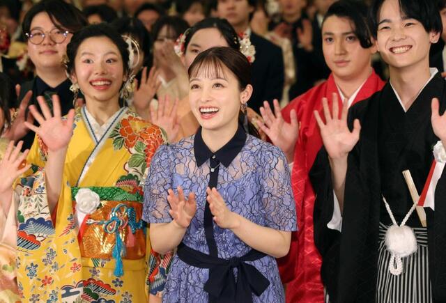 橋本環奈 東京都港区「二十歳のつどい」にサプライズ登場 新成人は大