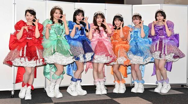 　「かわいいだけじゃだめですか？」のポーズを決める（左から）ＣＵＴＩＥ　ＳＴＲＥＥＴの佐野愛花、板倉可奈、増田彩乃、桜庭遥花、川本笑瑠、梅田みゆ、真鍋凪咲（撮影・持木克友）