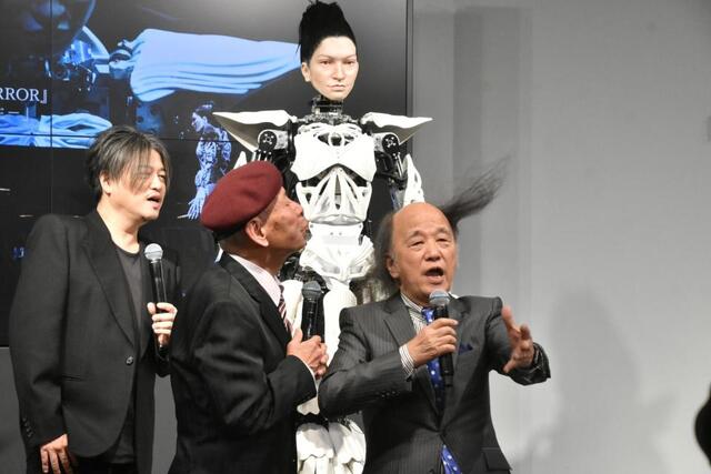 アンドロイド・マリア（後方）の前で髪を吹き飛ばす海原はるか・かなた。右は渋谷慶一郎氏＝大阪市内