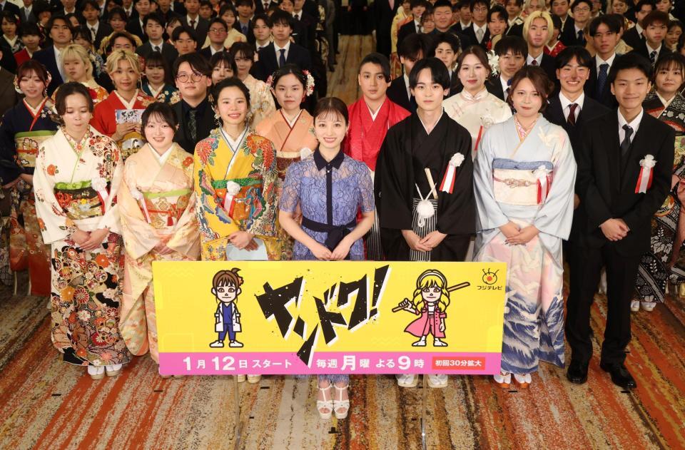 ポーズを決める橋本環奈（中央）＝撮影・石井剣太郎