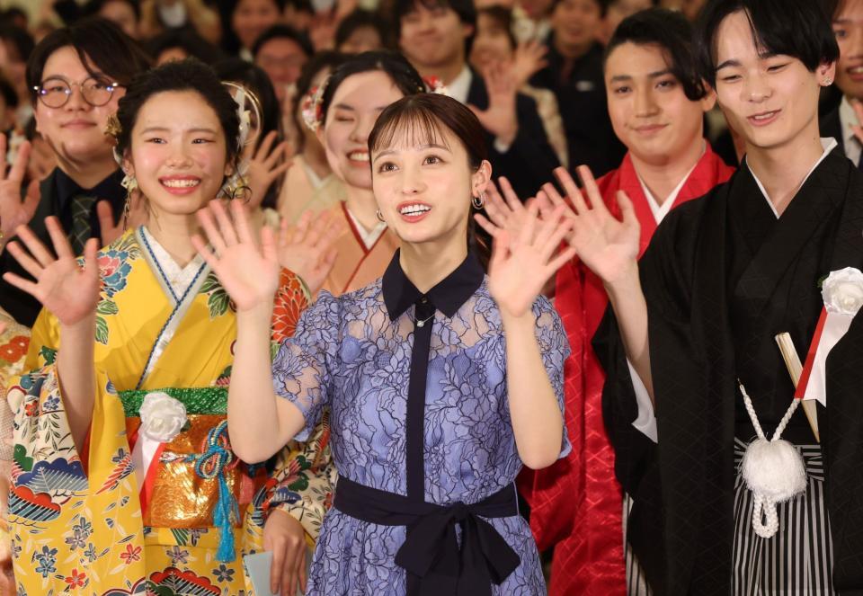 手を振る橋本環奈（中央）＝撮影・石井剣太郎