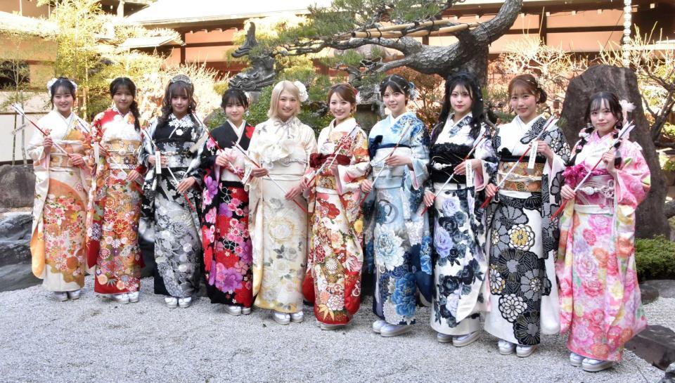 　晴れ着姿を披露したＮＭＢ４８の（左から）中川朋香、西由真、池田典愛、芳賀礼、塩月希依音、坂田心咲、坂下真心、板垣心和、福野杏実、福原琴美