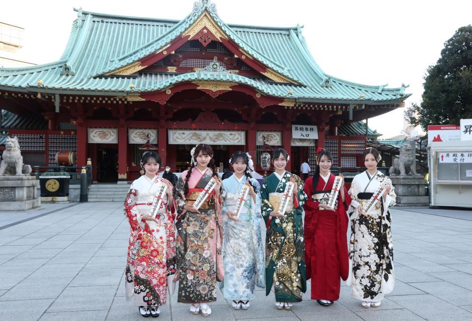 神田明神を背にポーズを決めるＡＫＢ４８の（左から）花田藍衣、久保姫菜乃、秋山由奈、新井彩永、工藤華純、迫由芽実（撮影・石井剣太郎）