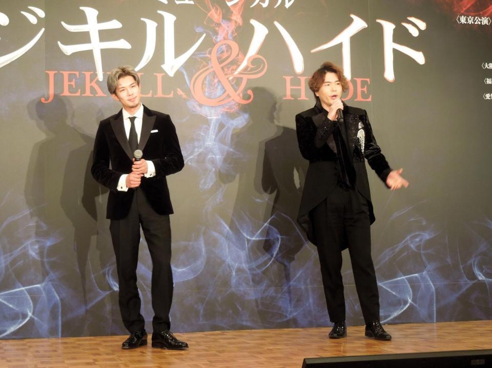 　ミュージカル「ジキル＆ハイド」製作発表会で劇中歌「時が来た」を歌唱披露したＷ主演の（左から）柿澤勇人、佐藤隆紀