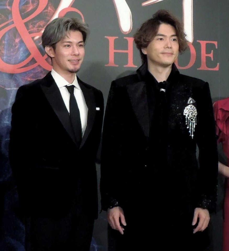 　製作発表会に出席した柿澤勇人（左）と佐藤隆紀