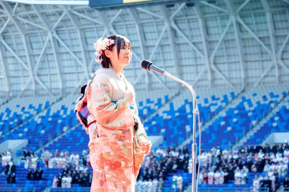 　国歌独唱した寿理