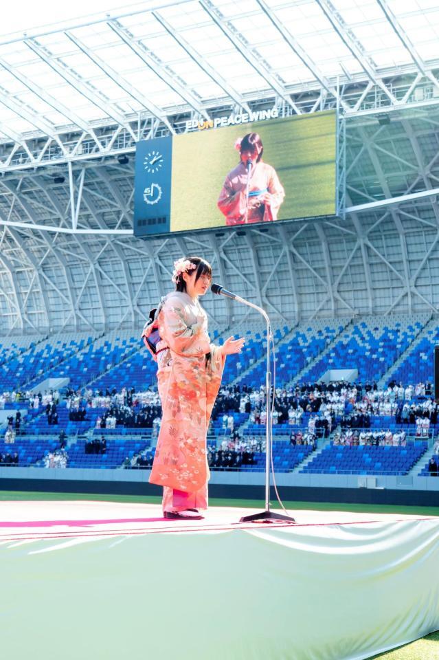 　国歌独唱した寿理