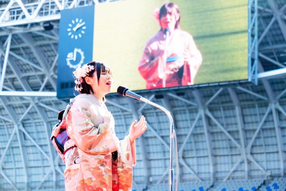 　国歌独唱する寿理