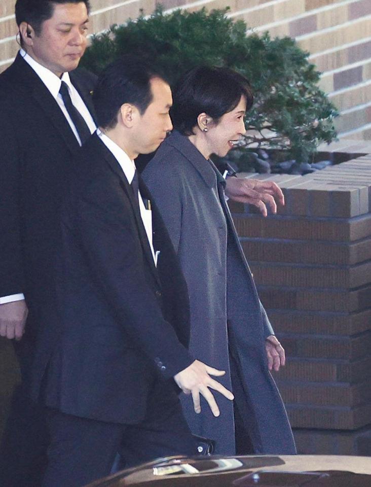 　首相公邸を出る高市首相（右）＝12日午前