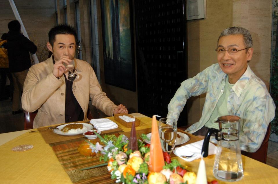 テレビ番組の収録でイチロー（左）とカレーを食べる久米宏＝２００５年１月