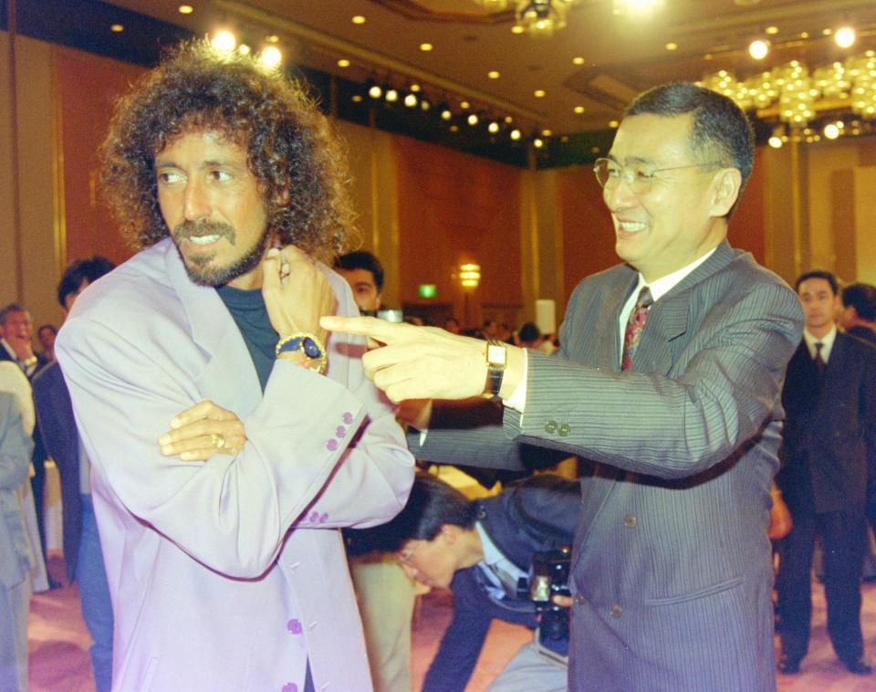 　「ニュースステーション」１０周年記念パーティーでラモス瑠偉（左）と笑顔を見せる久米宏さん＝１９９５年９月