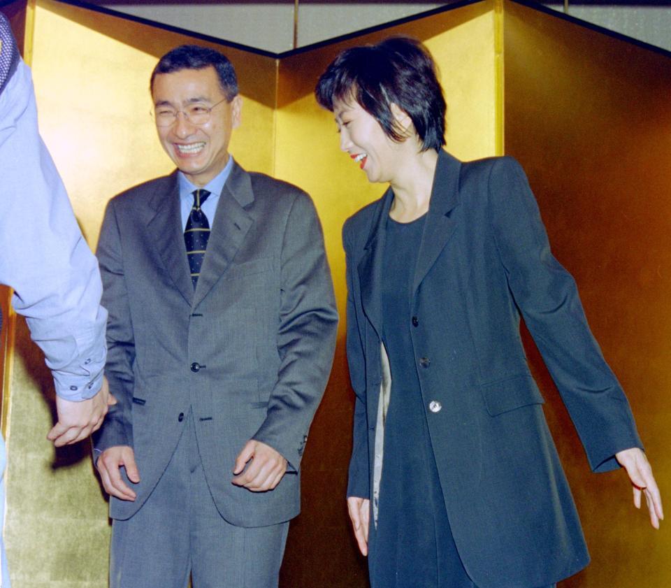 　小宮悦子（右）と談笑する久米宏さん＝１９９６年