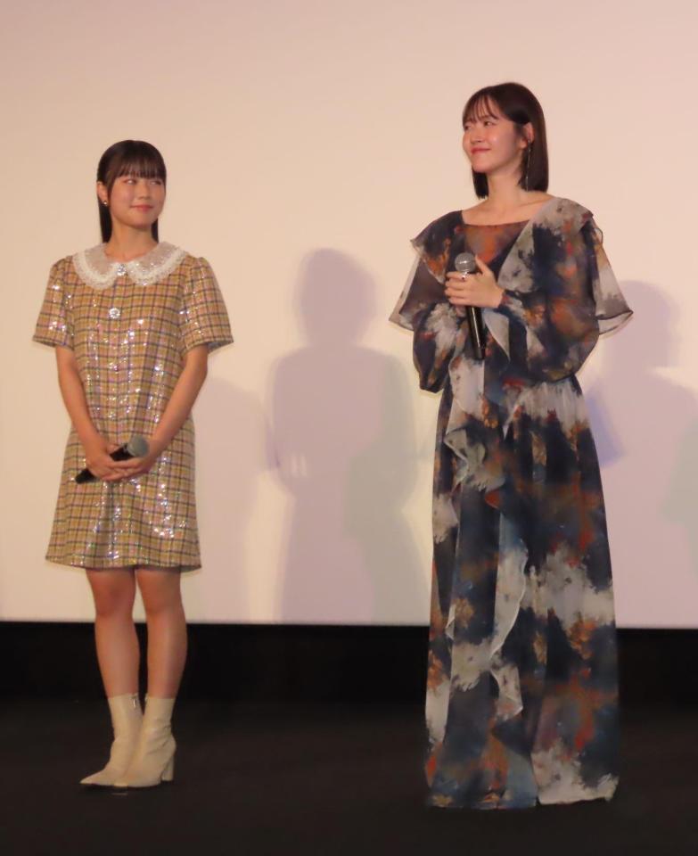 映画「ただいまって言える場所」の完成披露舞台あいさつに登壇した鈴木愛理（右）と川口真奈